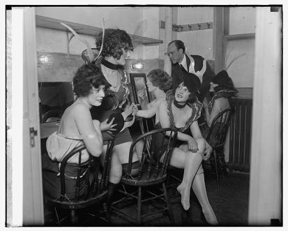 Earl Carroll was a publicity hound. His stunts gave Hellinger many stories to cover. Carroll is photographed with members of his 1925 Vanities production. Photo Courtesy: LIbrary of Congress
